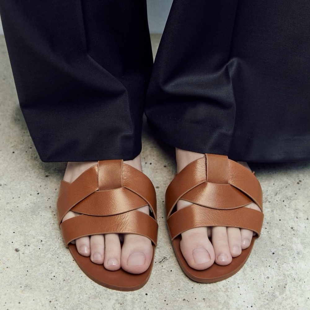 Viral Zara flat sandals with crossed leather straps